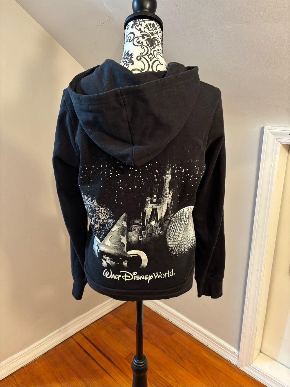 Walt Disney World Disney Parks Castle Hat Epcot Hoodie Sweatshirt Size Medium